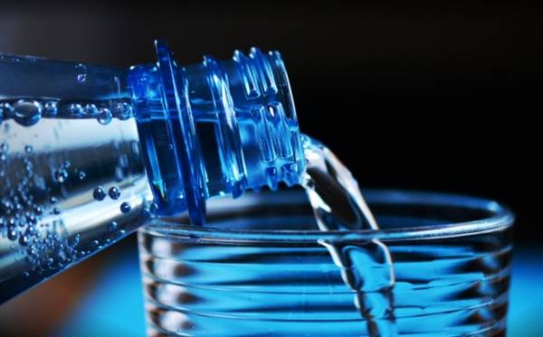 比自来水更脏！瓶装水里满是塑料还致癌？终究本相了